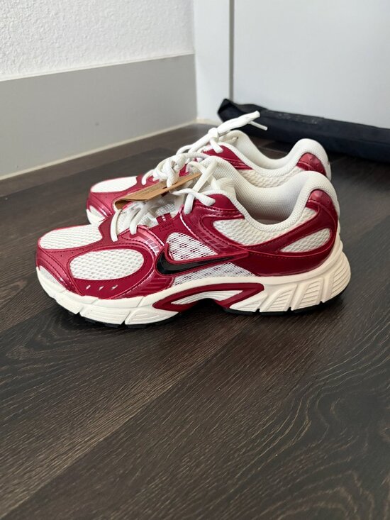 Nike Shoes - NEW WITH TAGS! Nike V5 RNR Red 8.5